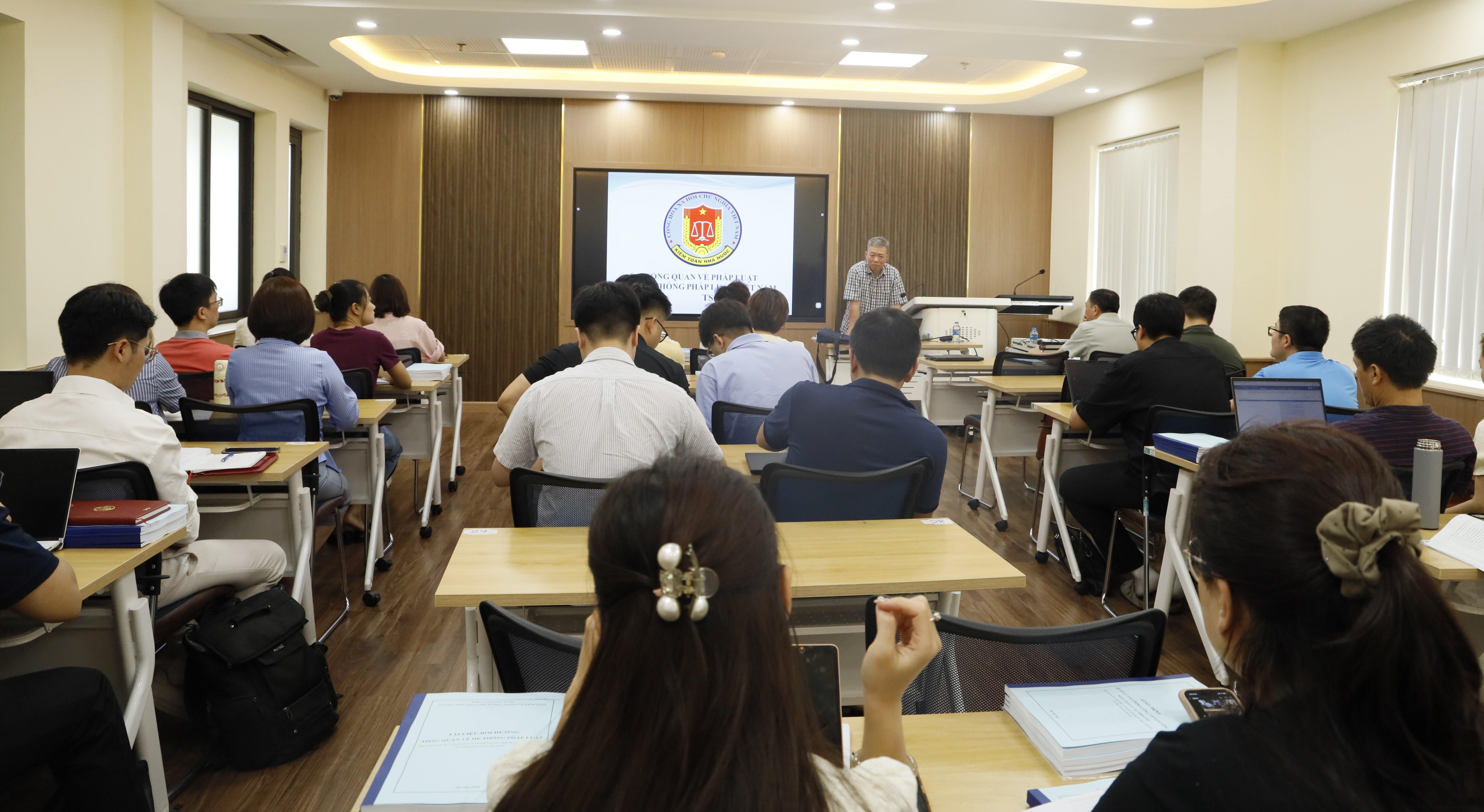 Bồi dưỡng tổng quan về hệ thống pháp luật cho công chức Kiểm toán nhà nước